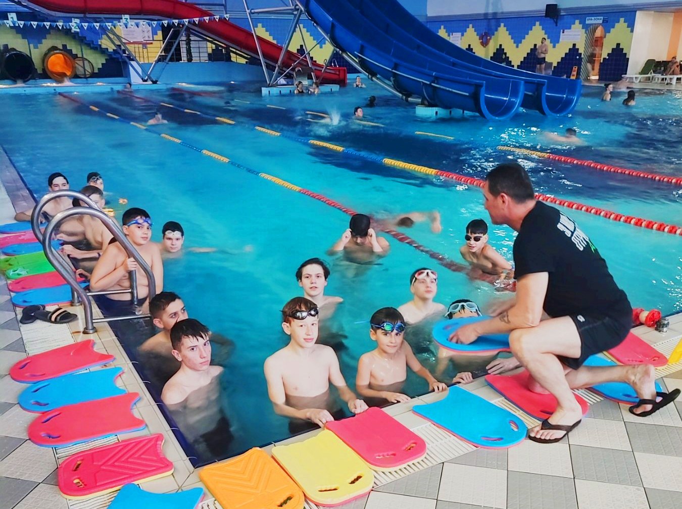  Діти отримують завдання з відпрацювання технік плавання (1).jpg